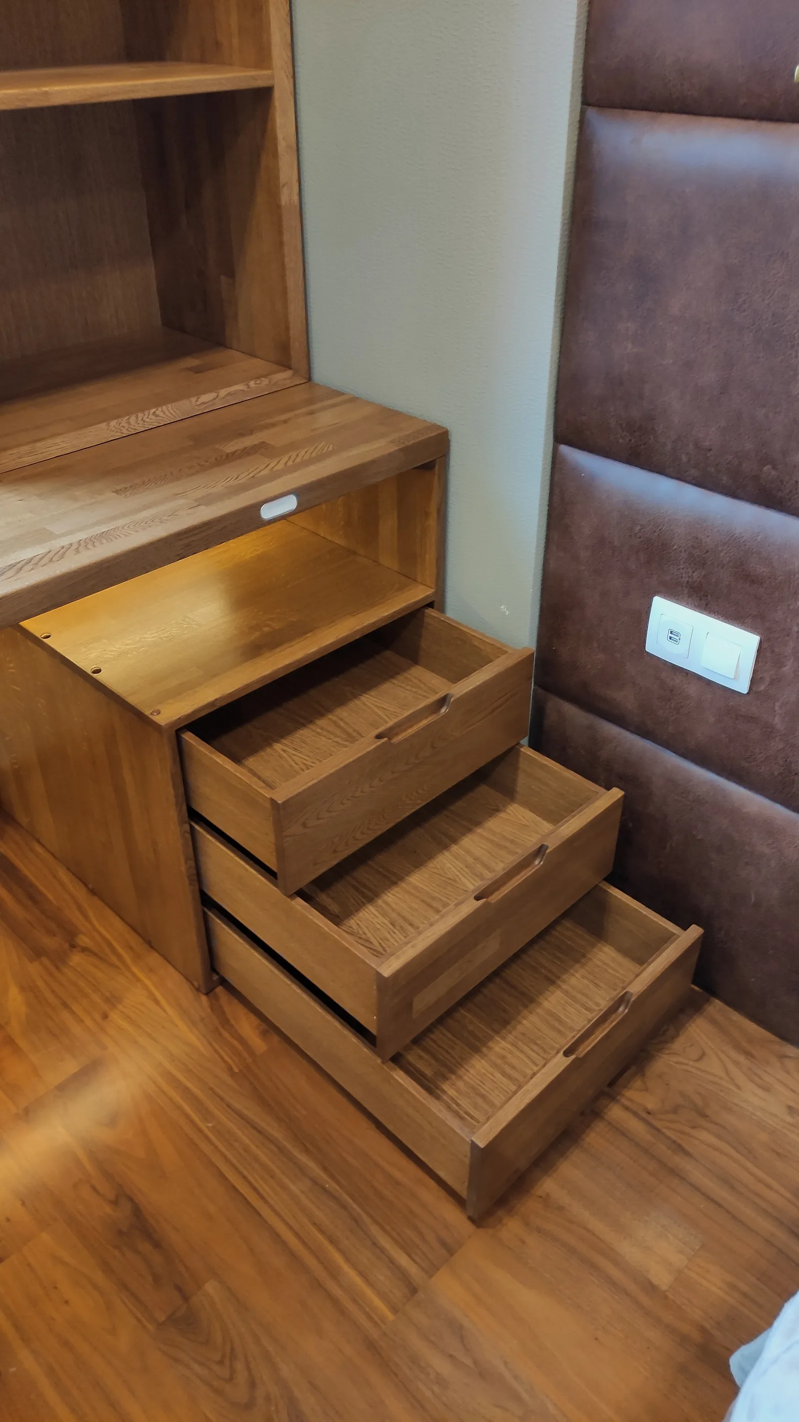 Стол с тумбочками, направляющие Blum