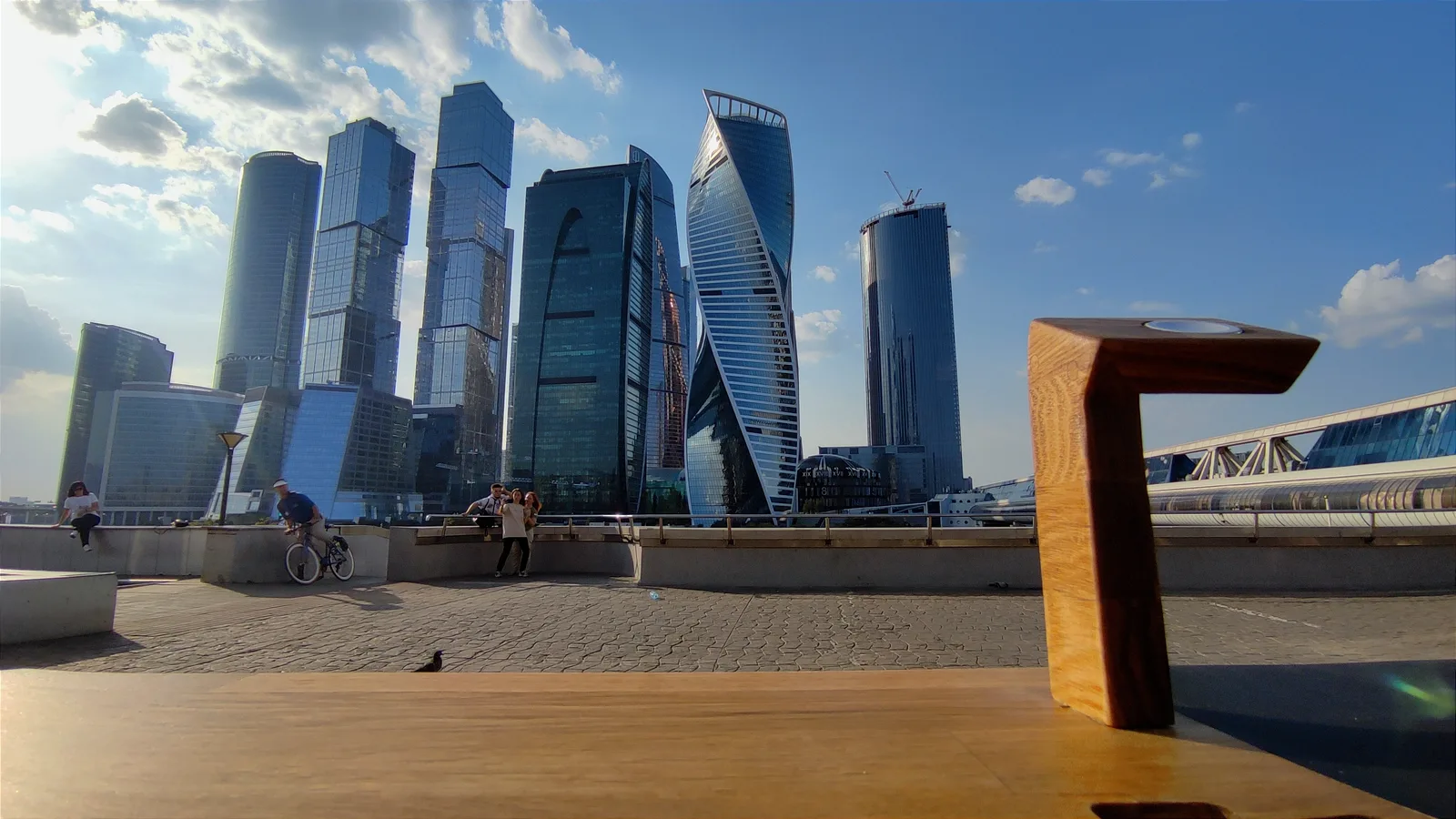 Умный стол на фоне Москва Сити